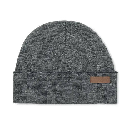 Fire acrilice pentru beanie gri deschis cu model heathered din tricot, cu manșetă pliată și patch maro din piele