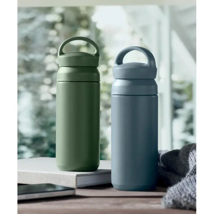 Două sticle flacon cu perete dublu 320 ml din oțel inoxidabil mat în verde olive și albastru închis cu mâner integrat
