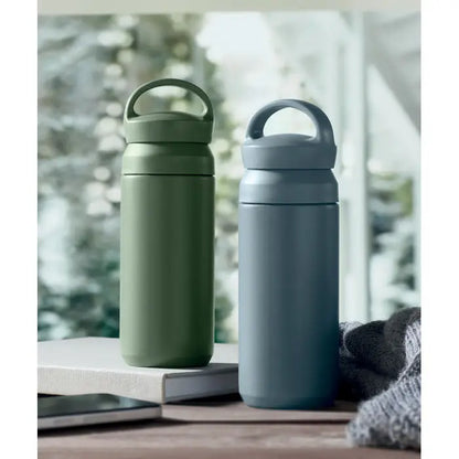 Două sticle flacon cu perete dublu 320 ml din oțel inoxidabil mat în verde olive și albastru închis cu mâner integrat