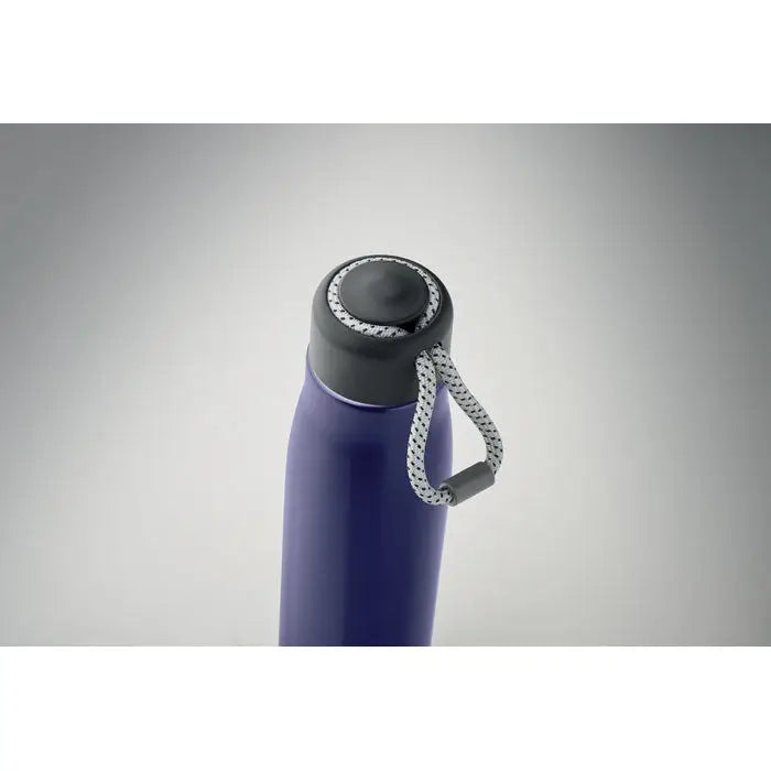 Flacon cu perete dublu de 500 ml violet izolat cu capac negru si curea alb-gri cu model