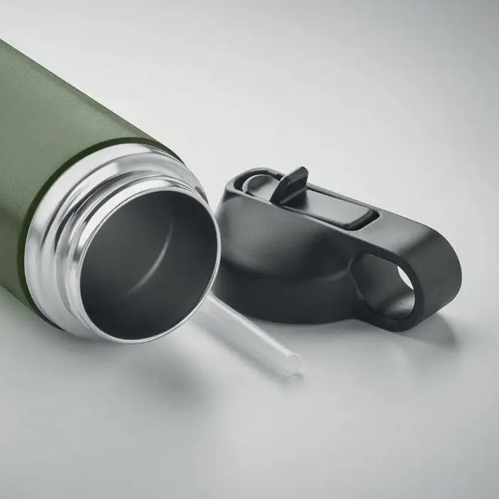 Flacon cu perete dublu de 500 ml verde măsliniu, izolat, cu capac negru flip-top și pai transparent