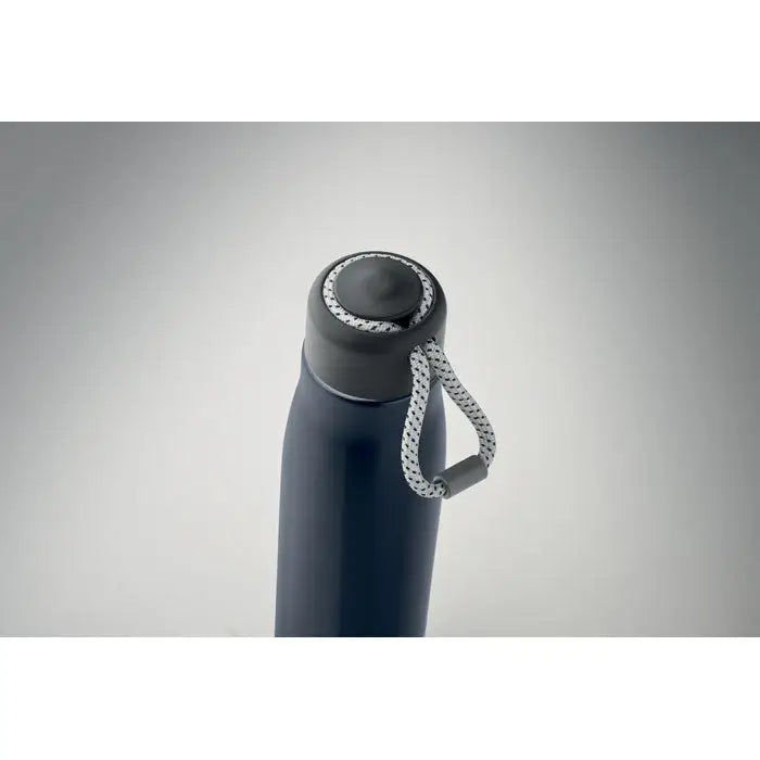 Flacon cu perete dublu de 500 ml albastru navy izolat cu capac negru si curea alba cu model