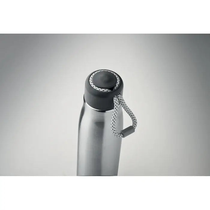 Flacon cu perete dublu de 500 ml din otel inoxidabil argintiu cu capac negru si curea alba si gri