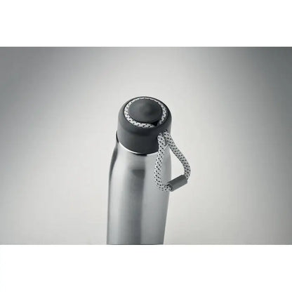 Flacon cu perete dublu de 500 ml din otel inoxidabil argintiu cu capac negru si curea alba si gri