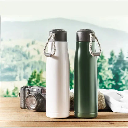 Flacon cu perete dublu de 500 ml cu doua sticle izolate alb mat si verde padure cu capace negre si manere din sfoara