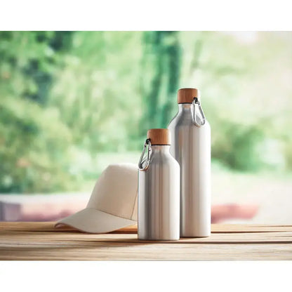 Flacon din aluminiu 400 ml cu doua sticle argintii din otel inoxidabil si capace din lemn natural cu carabiniere metalice