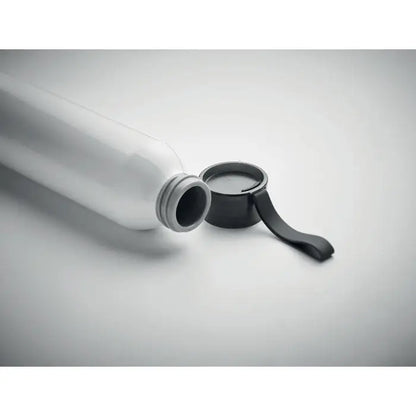 Flacon din aluminiu alb izolat de 600ml cu capac negru rabatabil si maner pentru hidratare usoara