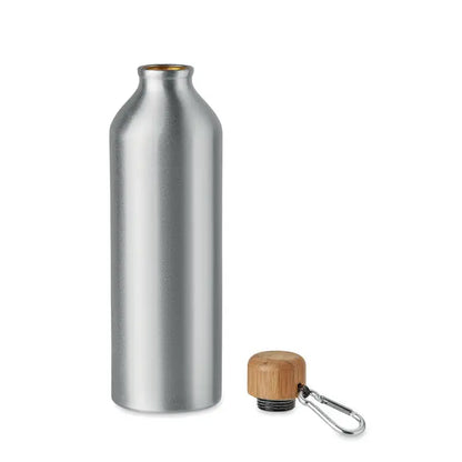 Flacon din aluminiu argintiu de 800 ml cu capac din bambus si carabiniera pentru usurinta utilizarii