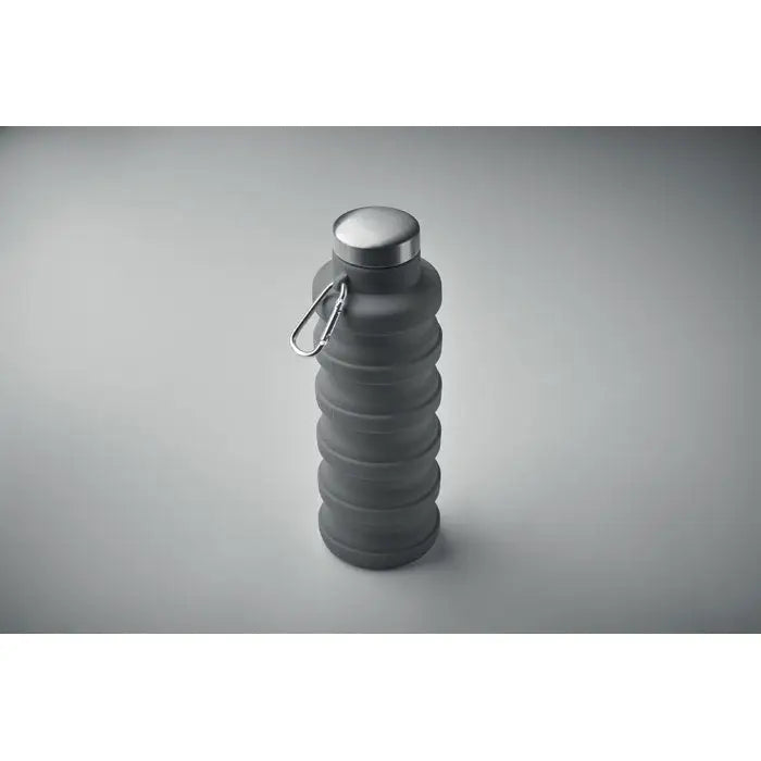 Flacon pliabil de 500 ml din silicon gri cu capac argintiu metalic si carabiniera