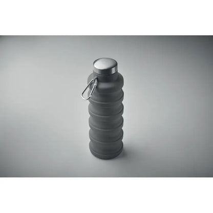 Flacon pliabil de 500 ml din silicon gri cu capac argintiu metalic si carabiniera