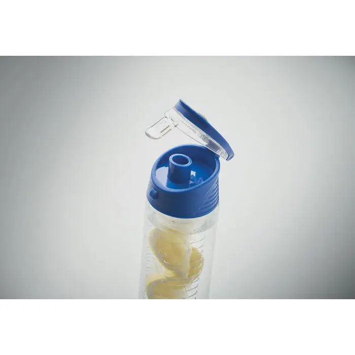 Flacon rpet 500ml sticla transparenta cu capac albastru si flacon flip-top, umplut cu felii de lamaie