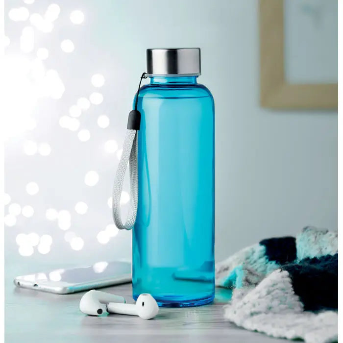 Sticlă de apă flacon tritan 500ml albastru translucid din plastic cu capac metalic argintiu și curea gri din material textil