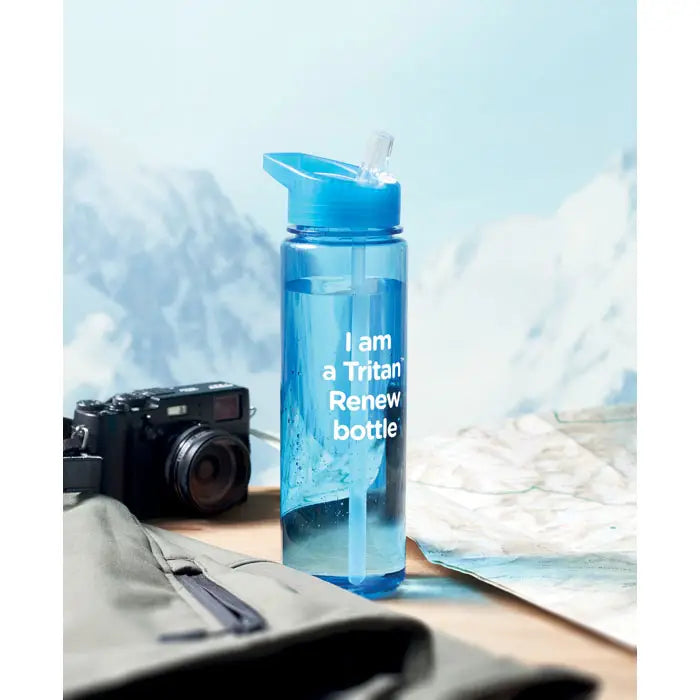 Sticlă de apă flacon tritan renew 650 ml transparent albastru cu capac și pai asortate și text alb i am a tritan renew bottle