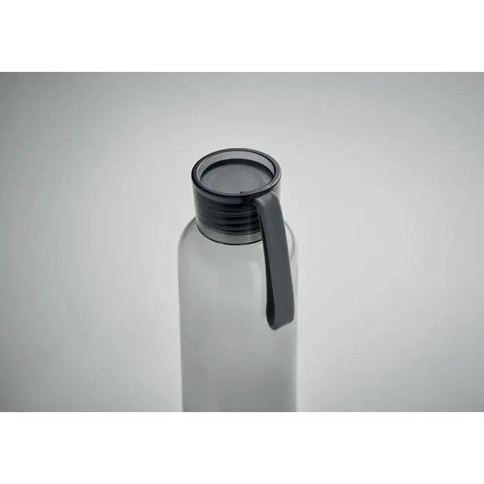 Flacon tritan si cuier 500ml un recipient de apa gri translucid cu capac negru mat si toarta integrata