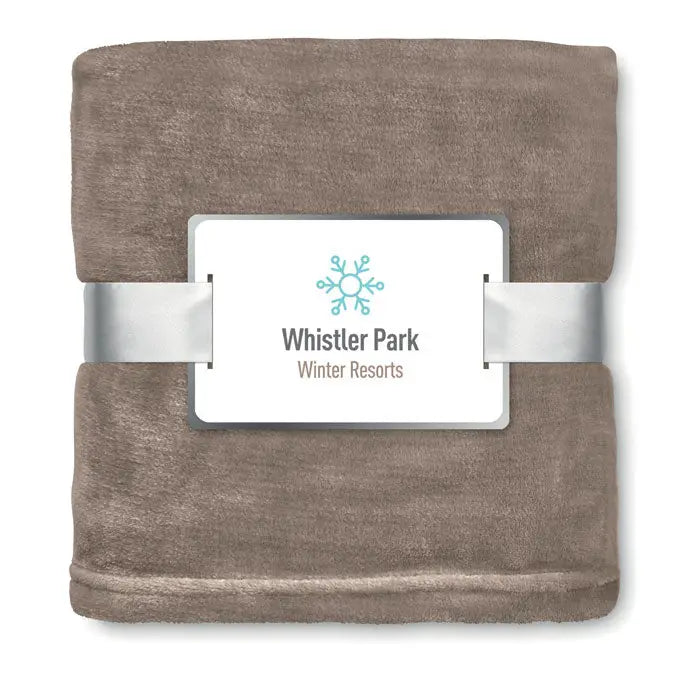 O pătură flanel taupe cu suprafață texturată moale și etichetă albă whistler park winter resorts