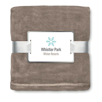 O pătură flanel taupe cu suprafață texturată moale și etichetă albă whistler park winter resorts