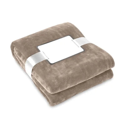 Flanel patura taupe cu textura catifelata moale si margini pliate ordonat pentru confort maxim