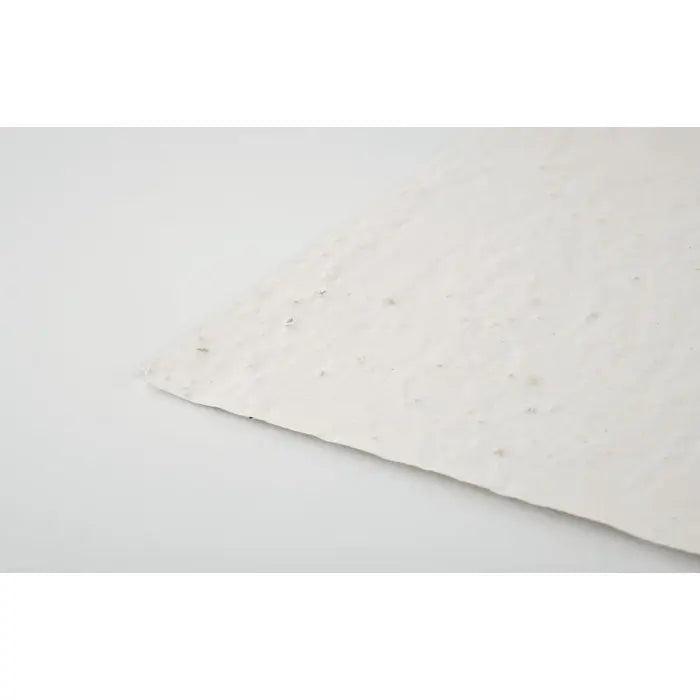 Foaie de hartie a4 alba cu textura subtila neregulata cu seminte de flori salbatice integrata