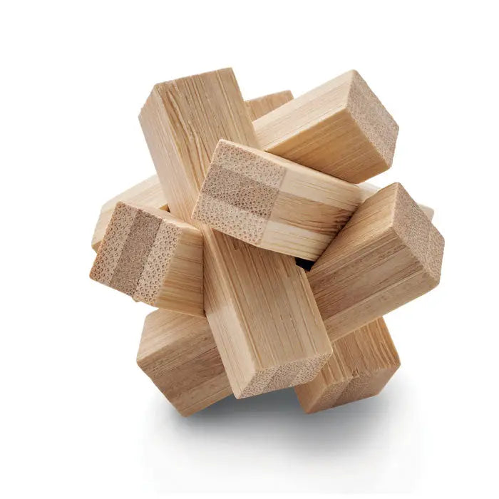 Formă de stea din bambus puzzle cub din lemn maro deschis cu textura naturala si model de bambus vizibil