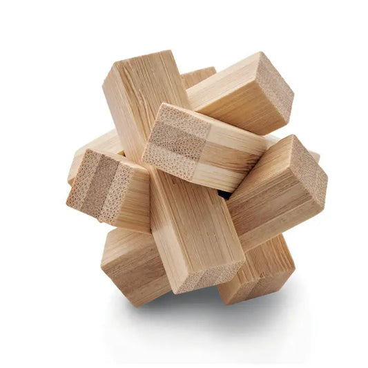 Formă de stea din bambus puzzle cub din lemn maro deschis cu textura naturala si model de bambus vizibil