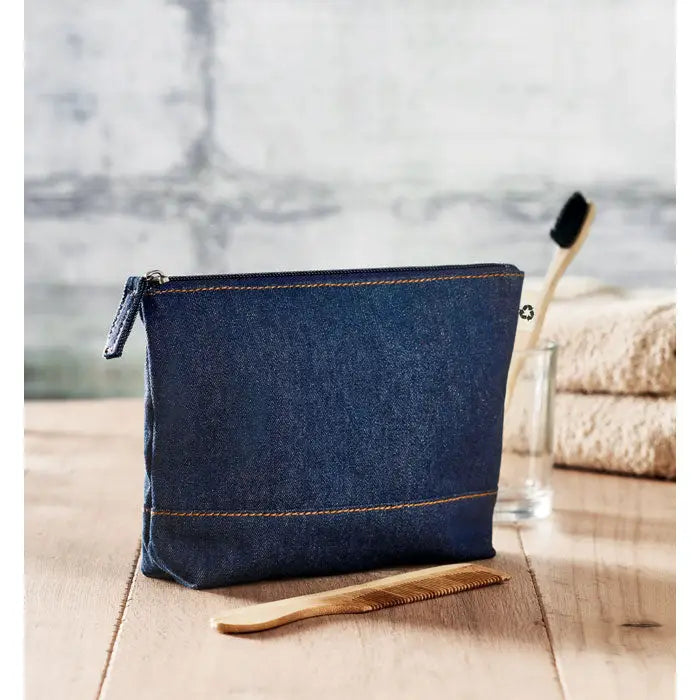 Geanta cosmetica din denim reciclat albastru cu fermoar si cusaturi contrastante maro deschis