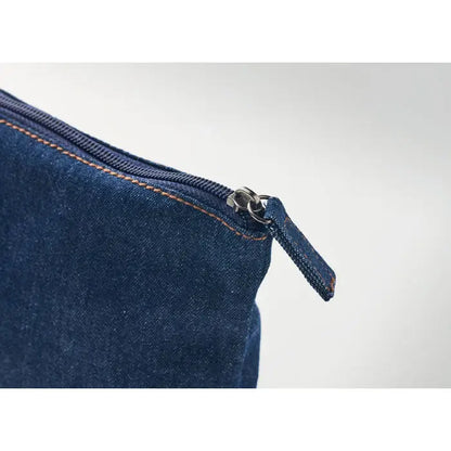 Geanta cosmetica din denim reciclat cu fermoar metalic si cusaturi contrastante maro deschis