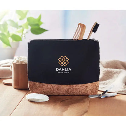Geanta cosmetica neagra din pluta si bumbac cu logo auriu si text dahlia eau de toilette pentru calatorii