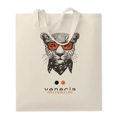 Geanta de cumparaturi din bumbac crem cu imprimeu leopard stilizat purtand ochelari portocalii si bandana neagra la venezia museum