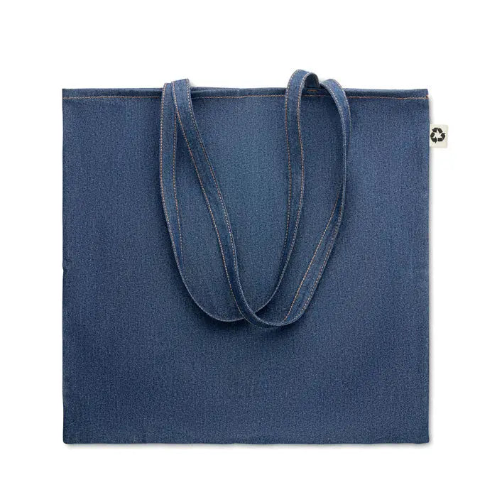 Geanta de cumparaturi din denim reciclat albastru cu manere din acelasi material si eticheta alba mica