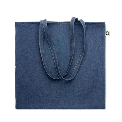 Geanta de cumparaturi din denim reciclat albastru cu manere din acelasi material si eticheta alba mica