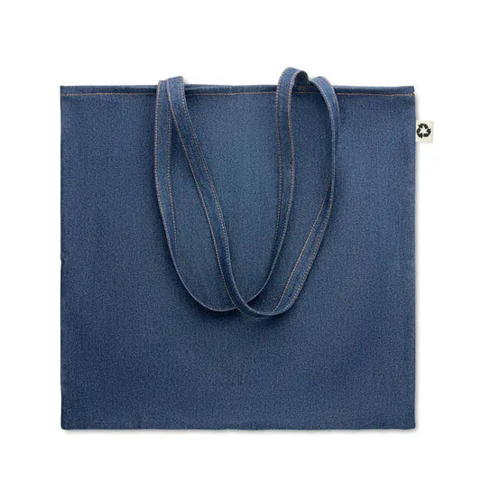 Geanta de cumparaturi din denim reciclat albastru cu manere din acelasi material si eticheta alba mica
