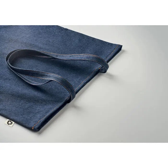 Geanta de cumparaturi din denim reciclat cu manere rezistente si eticheta subtire cu logo reciclata