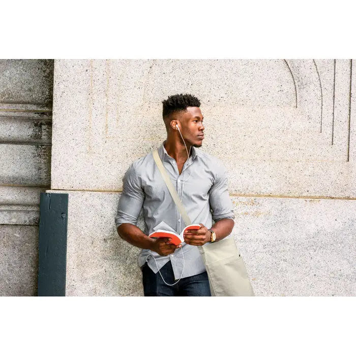 Orange wireless earbuds cu carcasa de incarcare alba pentru geanta de cumparaturi din panza 270 gr/m²