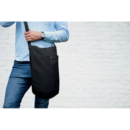 Geanta de cumparaturi din panza 270 gr m² neagra cu buzunar frontal si bretea reglabila pentru umar