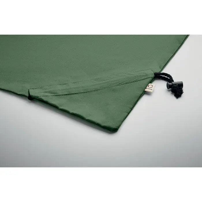 Geanta de cumparaturi pliabila din material verde inchis 140 gr/m² cu inchidere neagra tip snur si eticheta alba mica