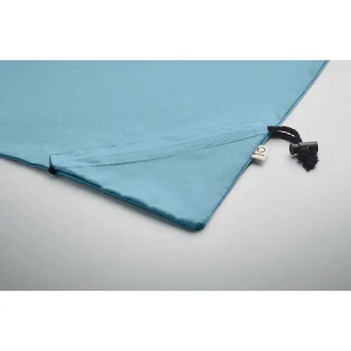 Geanta de cumparaturi pliabila albastru deschis cu snur negru si eticheta alba din material 140 gr/m²