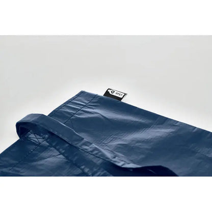 Geanta de cumparaturi rpet netesuta in nuanta albastru inchis cu capac de ploaie durabil din nylon rezistent la apa si eticheta reciclata