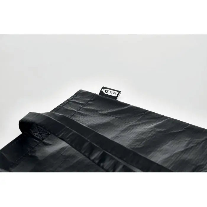 Geanta de cumparaturi neagra usoara din material rpet netesut cu eticheta neagra si alba cusuta in cusatura
