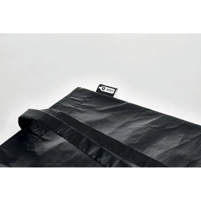 Geanta de cumparaturi neagra usoara din material rpet netesut cu eticheta neagra si alba cusuta in cusatura