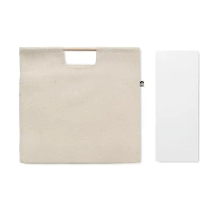 Geanta de panza beige pentru cumparaturi organice cu maner din lemn si eticheta neagra mica pe lateral