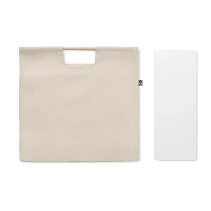 Geanta de panza beige pentru cumparaturi organice cu maner din lemn si eticheta neagra mica pe lateral