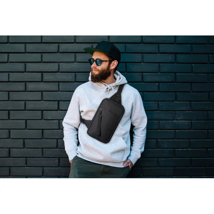 Geanta de piept incrucisata neagra din 600d rpet cu design minimalist si curea reglabila