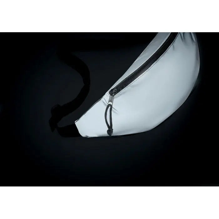 Geanta de talie cu reflectare inalta argintie lucioasa cu fermoar negru si curea reglabila din material reflectorizant