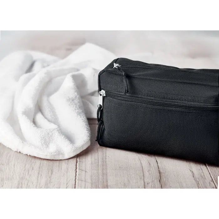 Geanta de toaleta 600d rpet neagra din material rpette cu fermoar argintiu si tab negru pentru uz zilnic