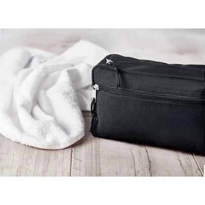 Geanta de toaleta 600d rpet neagra din material rpette cu fermoar argintiu si tab negru pentru uz zilnic