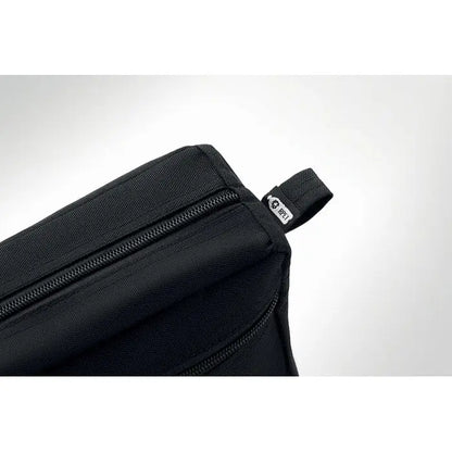 Geanta de toaleta 600d rpet din tesatura neagra cu fermoar si eticheta pe maner