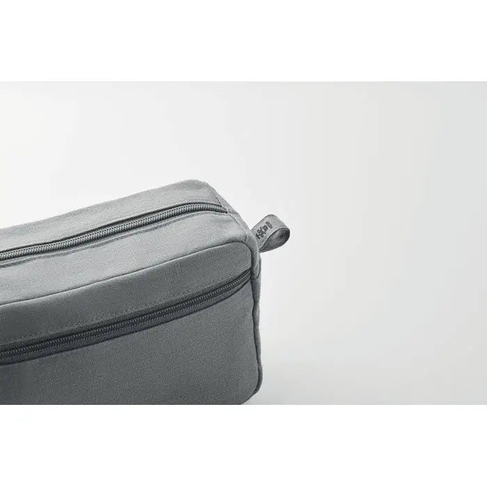 Geanta de toaleta din canepa 200 gr m² cu fermoar negru si tab mic, material gri textil, ideala pentru calatorii