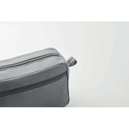 Geanta de toaleta din canepa 200 gr m² cu fermoar negru si tab mic, material gri textil, ideala pentru calatorii