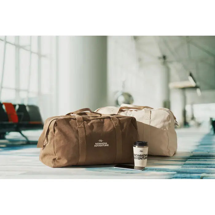 Geanta de voiaj duffle 450 gr m² din panza bej cu imprimeu nomadia adventure negru pe fata