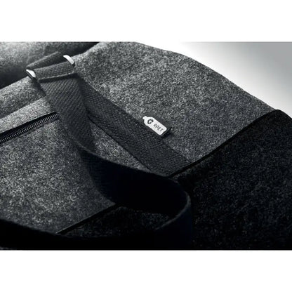 Geanta de weekend din fetru rpet cu bretele negre din material textil si eticheta alba mica visible